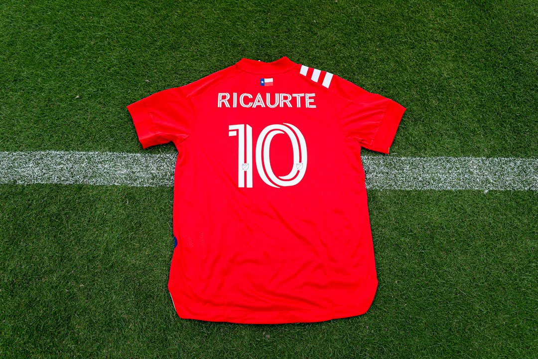 FCDallas's tweet photo. 🎩 GIVEAWAY 🎩

In honor of his first home match tomorrow...

RT &amp; follow for a chance to win this autographed Ricaurte jersey https://t.co/xwMWT3I4hD