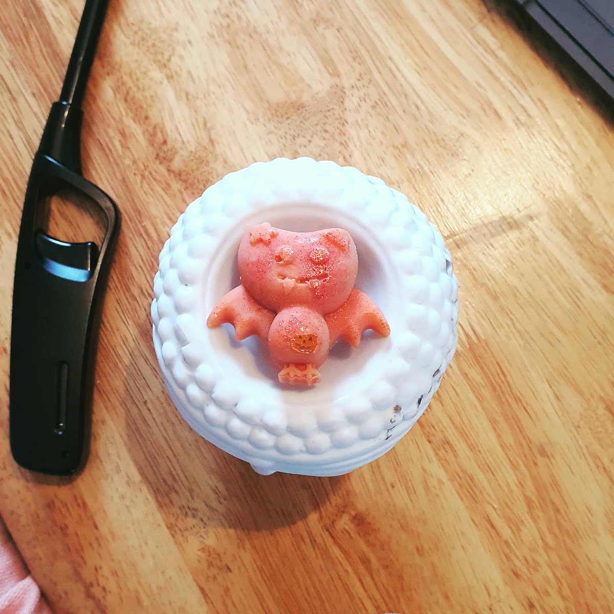 jhowe151's tweet photo. Halloween in September? Yup! Thank you @the_luna_hare for the most Halloweeny waxmelts 🎃
https://t.co/rF9W8EJ4Wo https://t.co/6oIzlk1Ye4