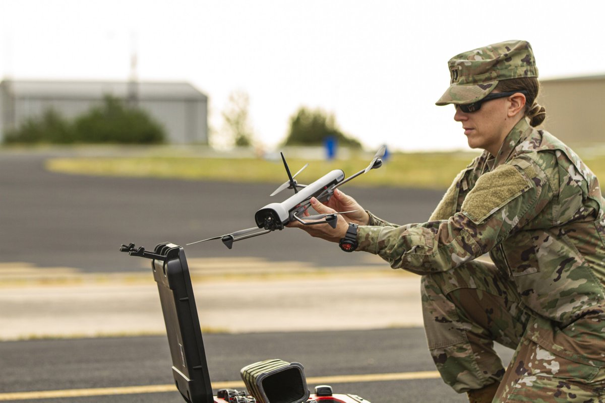 VantageRobotics's tweet image. Weighing in at 1.5lbs - Vesper’s compact, modular design houses features like weather robustness and night navigation to meet the needs of defense agencies, first responders and more: