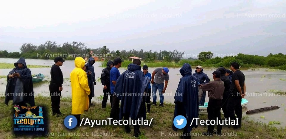 TecolutlaI's tweet photo. Revisa PC zonas encharcadas por las lluvias intensas en Tecolutla.
Personal de Protección Civil de Tecolutla se mantiene alerta ante los posibles efectos que pudieran provocar las fuertes lluvias de las últimas dos noches en la zona norte de la entidad. https://t.co/yFMGQKJJVK