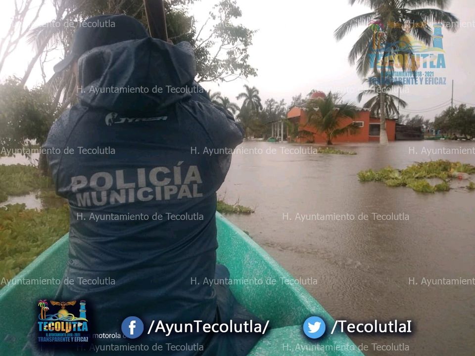 TecolutlaI's tweet photo. Revisa PC zonas encharcadas por las lluvias intensas en Tecolutla.
Personal de Protección Civil de Tecolutla se mantiene alerta ante los posibles efectos que pudieran provocar las fuertes lluvias de las últimas dos noches en la zona norte de la entidad. https://t.co/yFMGQKJJVK