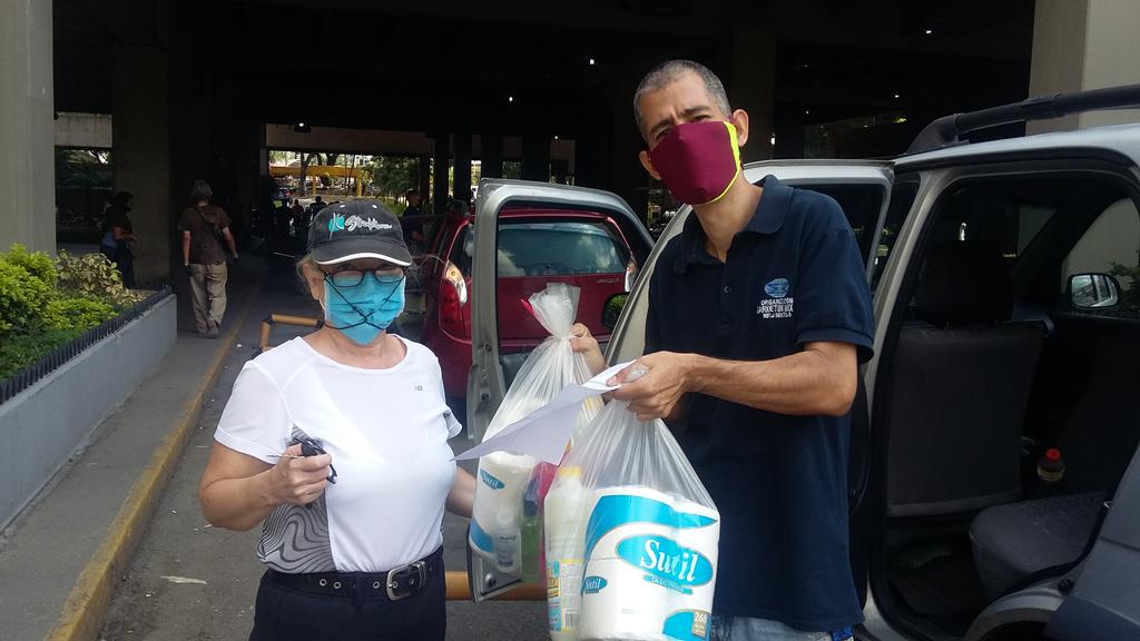 incesCfsJAR's tweet photo. Felicitamos y agradecemos al Gobierno bolivariano y al equipo INCES encabezado por su Presidente, a la Gerenta Regional y al equipo logístico que nuevamente  demostró alto compromiso y diligencia en la entrega gratuita de un Combo de Limpieza y Aseo Personal a sus trabajadores. https://t.co/myEWQUwyiM