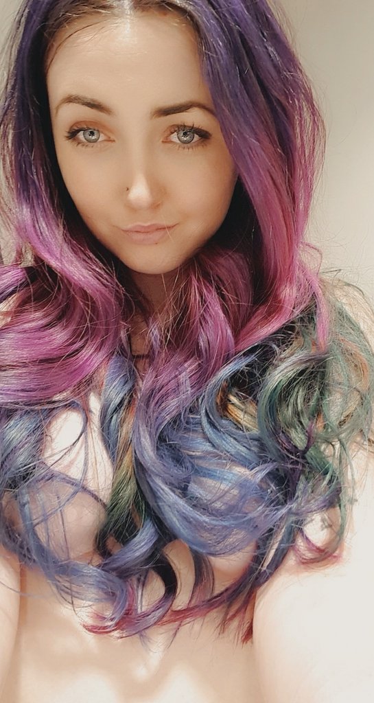 MissEveSummers's tweet photo. Been enjoying my hiatus but missing you all and promise to be back soon 😘 retweet or like if you like my new rainbow hair? ✌🤘🤙 https://t.co/xiP0S5ragw
