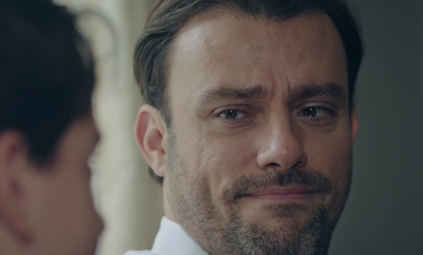 sueonoslibres's tweet photo. "Babamın bana bakışındaki ifadenin aynısını bir de nerede görürdüm biliyor musunuz? Elinde sineklikle, sinek avlarken." 
Bu sözden sonra yutkunamadım gözyaşım boğazımda takılı kaldı sanki...
 • #KırmızıOda #SalihBademci https://t.co/9eGV92Hay7
