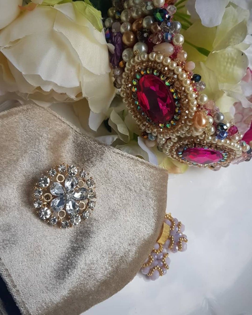 keylareynadesig's tweet photo. #Cintillo elaborado en cristales Rosados, combínalos con nuestras #Mascarillas con broches en metal, más #aretes en oro laminado
⁣pidelos vía WhatsApp: 849-354-7373

#keylareynadesign #mask #masks #facemask #aretesapropiados #trendy #jewerly #girly #hechoenrd #chic #Fazenda12 https://t.co/JZzTtGleFm