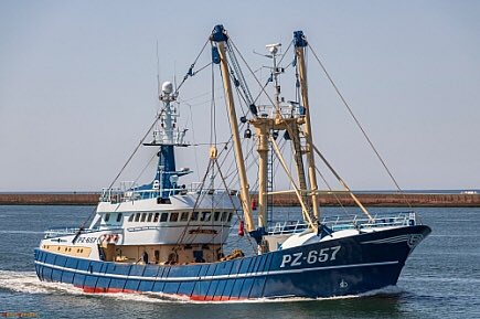 Ook op vrijdagavond staan onze jongens klaar op de buitenhavens, om de vissers van service te voorzien. #Service #Geen9tot5