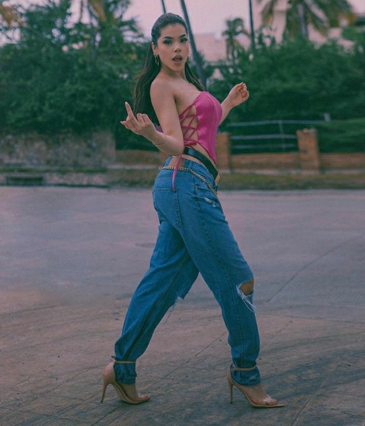 LxtinoGang's tweet photo. Superando los 2.3 millones, Kenia Os se convierte en la cantante - youtuber latina con más oyentes mensuales en Spotify. https://t.co/rnNoH1qWoQ