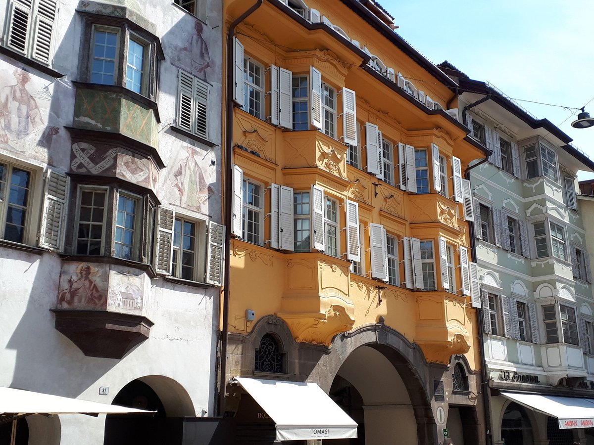 2michaelWmusic's tweet photo. 3/ Mit dem #SuedtirolGuestPass (in Gästekarte #Algund #Avidea inkludiert) kostenlos per Zug nach #Bozen. Zauberhaft enge Altstadt, Erker, Espresso und Enotheken. italienischer Barock, Lüftlmalerei über dem Optikerladen: geschäftig und geruhsam gleichermaßen. https://t.co/lk1OyAqAxG