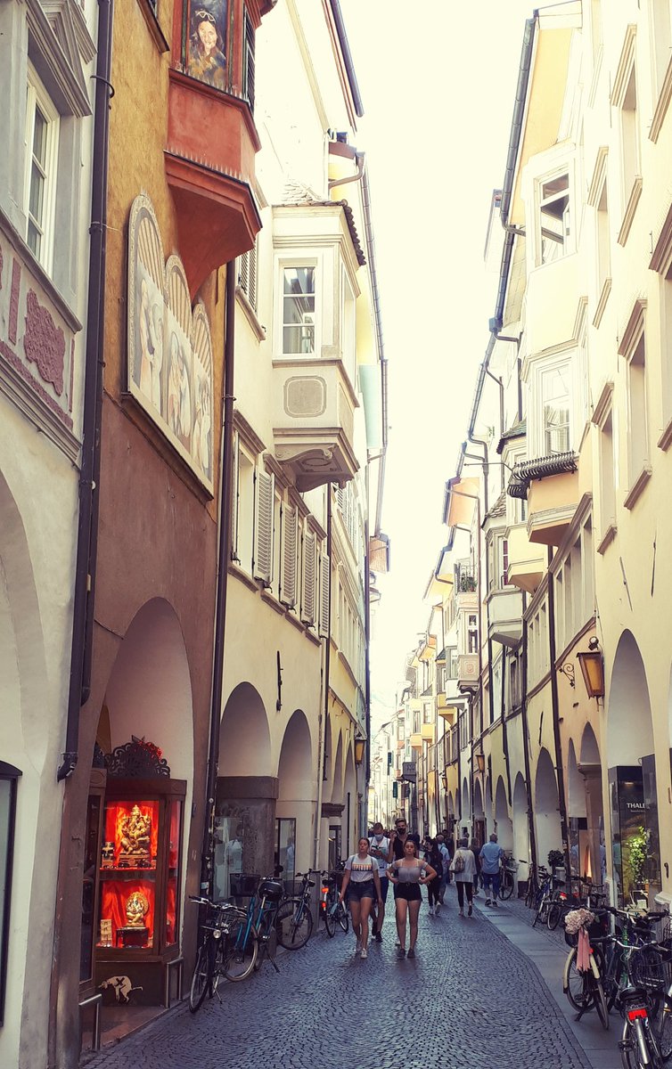 2michaelWmusic's tweet photo. 3/ Mit dem #SuedtirolGuestPass (in Gästekarte #Algund #Avidea inkludiert) kostenlos per Zug nach #Bozen. Zauberhaft enge Altstadt, Erker, Espresso und Enotheken. italienischer Barock, Lüftlmalerei über dem Optikerladen: geschäftig und geruhsam gleichermaßen. https://t.co/lk1OyAqAxG