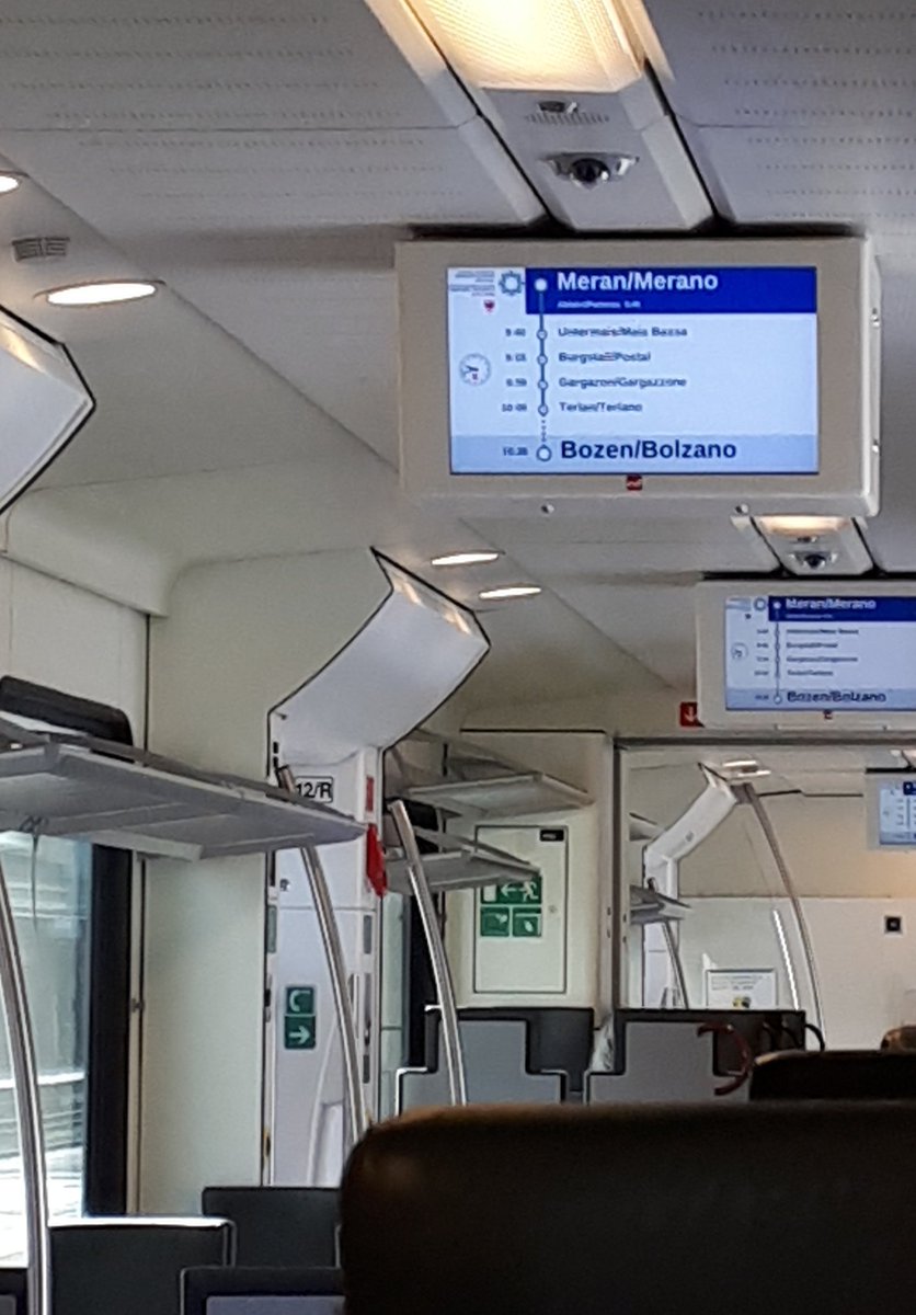 2michaelWmusic's tweet photo. 3/ Mit dem #SuedtirolGuestPass (in Gästekarte #Algund #Avidea inkludiert) kostenlos per Zug nach #Bozen. Zauberhaft enge Altstadt, Erker, Espresso und Enotheken. italienischer Barock, Lüftlmalerei über dem Optikerladen: geschäftig und geruhsam gleichermaßen. https://t.co/lk1OyAqAxG