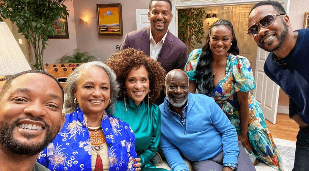 NostalgicoRetro's tweet photo. Esta foto realmente atestigua que nos hacemos viejos y el tiempo pasa. Los personajes del Principe de Bel-Air 30 años después (salvo el fallecido James Avery, que hacía del tío Phil) https://t.co/M5mfqGMAU6