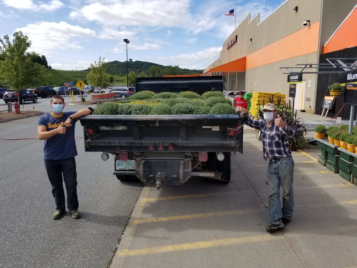 LynnieB14's tweet photo. SUPER fun garden sale today! Thanks guys, glad we had what you needed! #lovemyjob @jennerbec72 @Noel18545207 @nh_carpenter @Flowerg67959731 @HomeDepotWLeb https://t.co/ZiNQydzlcY