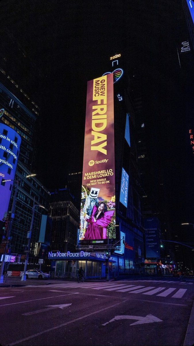 portalmellogang's tweet photo. Divulgação de "Ok Not To Be Ok" em NY. #OKNotToBeOK #OKNotToBeOKVideo #BuyOkNotToBeOk https://t.co/mSsldYADDS