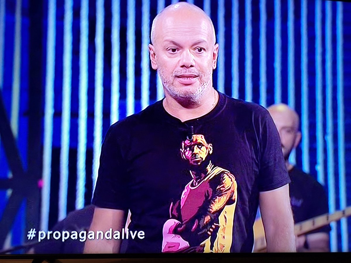parallelecinico's tweet photo. Maglia immensa, di un giocatore immenso, addosso ad un uomo immenso. 😁
#NBAtipo #propagandalive https://t.co/Q1bBgRB9Lr