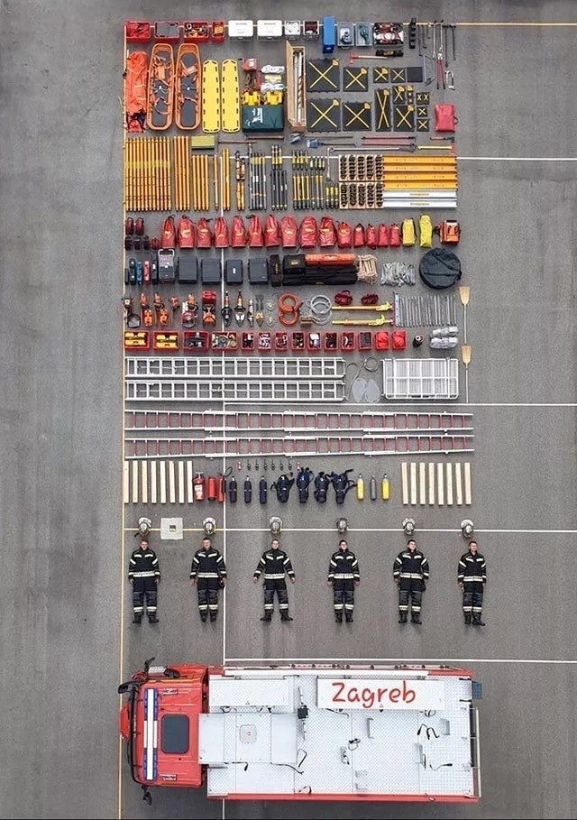 bati_acl's tweet photo. Tout ce qui rentre dans un camion de pompiers https://t.co/8p6i5TvtV9
