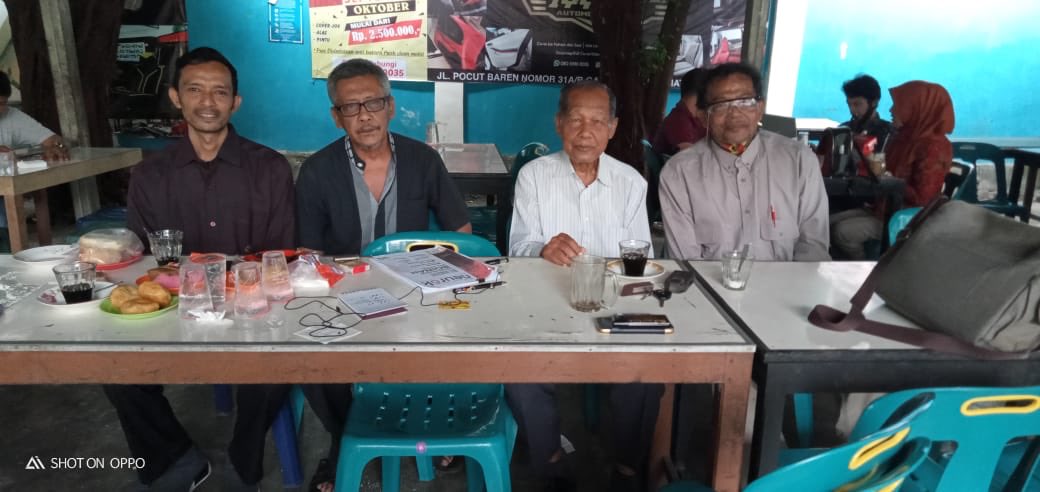 NeurokM's tweet photo. Pertemuan evaluasi jelang terbit Majalah Bahasa Aceh ‘Neurok’ bersama Dr Abdul Gani Asyik, M.A ahli bahasa Aceh, Ayah Panton pimpinan media Neurok, Nab Bahany AS sejarawan Aceh dan Muhammad Rain reporter Neurok. https://t.co/qvKNlSronN