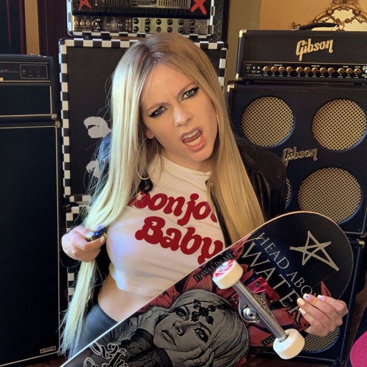 foreveravrillag's tweet photo. Eu adoro beber e me divertir – Eu não uso drogas, isto é estúpido, mas eu posso beber e ficar bem louca.

(Entrevista a Rádio Kiss 92FM, 2002)
#SabadoLobosSDV
#SabadoRockRollSDV https://t.co/liBaLN909C