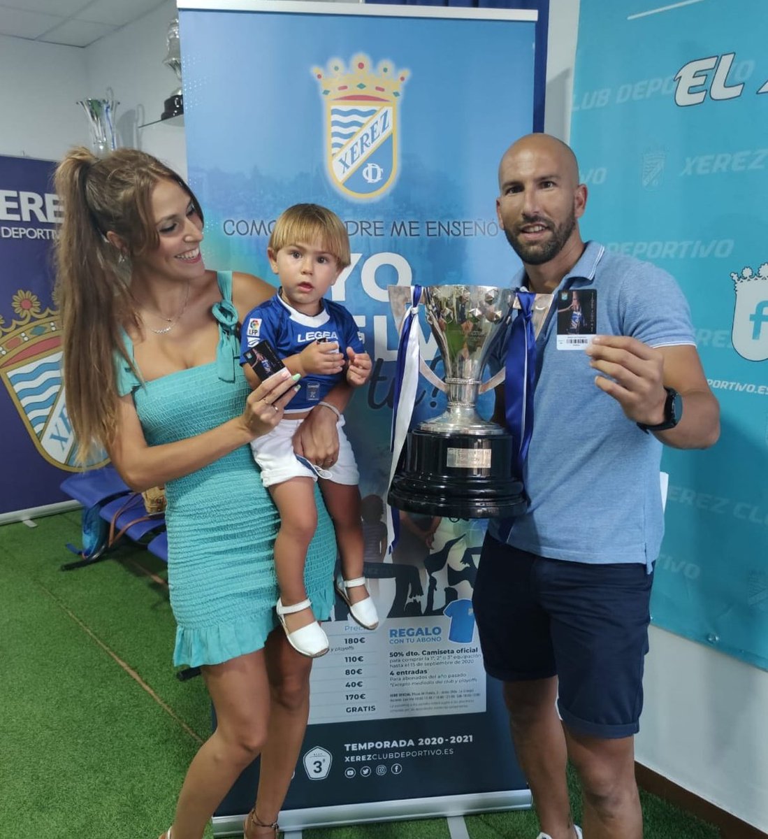 XerezCD_OFICIAL's tweet photo. 🤩 El mejor legado que uno puede dejar, @quiros85 

#YoVuelvoYTú 💙⚪ https://t.co/nh4uSZb4FJ