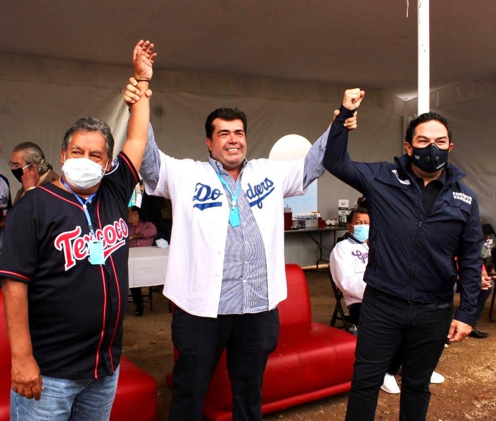 PedrohacesO's tweet photo. Hoy junto a mis buenos amigos del #EstadoDeMéxico, @higinio_mtz y @EnriqueVargasdV. Disfrutando de un gran partido del Rey de los Deportes! ⚾ https://t.co/2hCs38hJrv