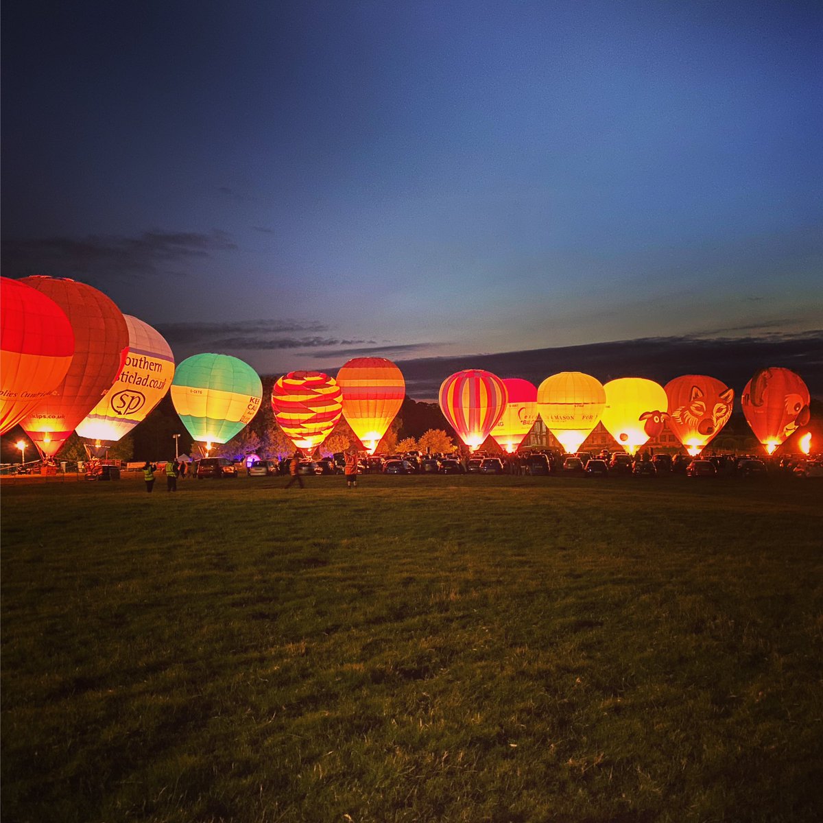 WjrWendy's tweet photo. #glowyourownway @Emmaweymouth1 #longleat How to have fun when you have a front lawn large enough @XBallooning well done all https://t.co/YDm7k711zt