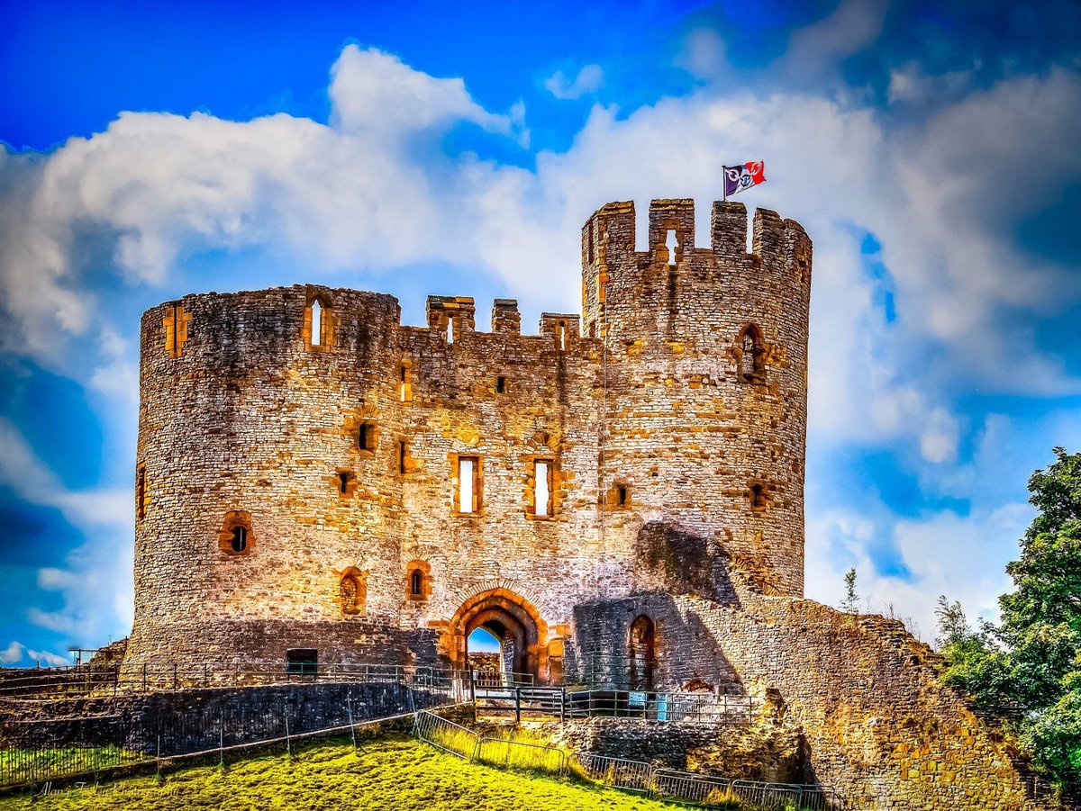 An image of the ruins of Dudley Castle in the West Midlands. Built after the Norman Conquest, rebuilt in stone in the 12thC, demolished by Henry II, rebuilt in the 13thC, slighted in the Civil War, destroyed by fire in 1750. <a href="/dudleyzoo/">Dudley Zoo</a> #Castle #hpy2020 #history
📷 Alan Turley