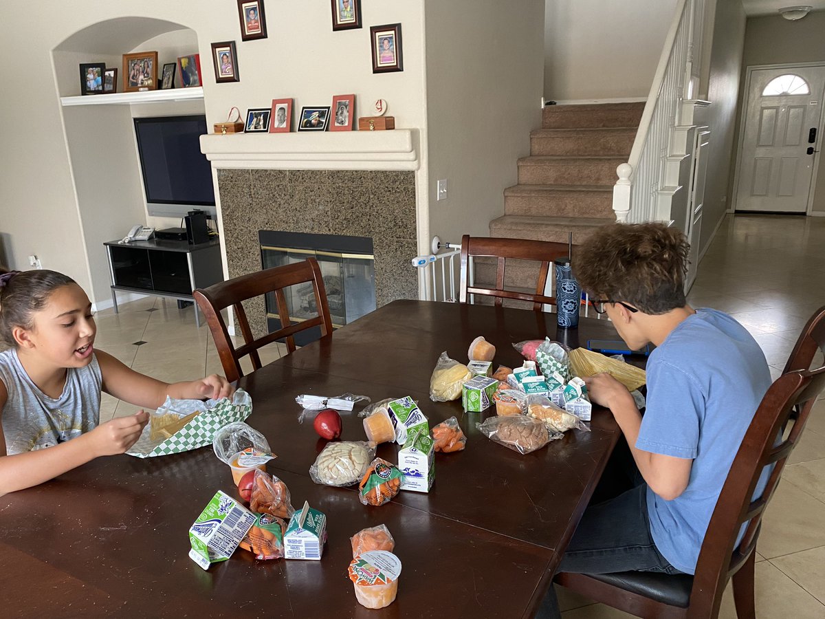 pattybell1997's tweet photo. Thank you Rancho Cucamonga High school, your lunch program is such a blessing, I was able to pick up lunch for all five kids while three of them were still in class!! #distancelearning #happykids #ourschoolrocks @RanchoHSCougars https://t.co/yYsZAMNia7
