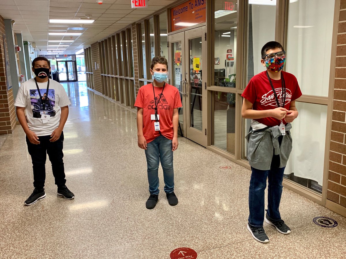 HumbleISD_AMS's tweet photo. 🎬 Our Broadcast students are prepping for next weeks Counselor interview w/Mrs. Goodman! 
#AskingGoodQuestions #Broadcast #CounselorCorner #AtascaTigers 🐅 https://t.co/7az5XDx817