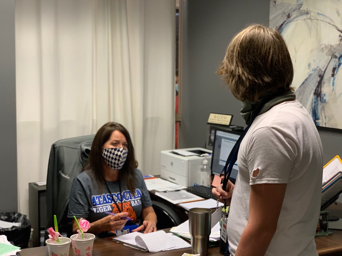 HumbleISD_AMS's tweet photo. 🎬 Our Broadcast students are prepping for next weeks Counselor interview w/Mrs. Goodman! 
#AskingGoodQuestions #Broadcast #CounselorCorner #AtascaTigers 🐅 https://t.co/7az5XDx817
