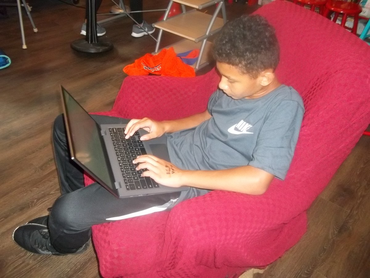 SarahJonesEllis's tweet photo. 5th grade is working hard on writing historical fiction stories!  #tigerlegacy https://t.co/ShlrHNpG4V