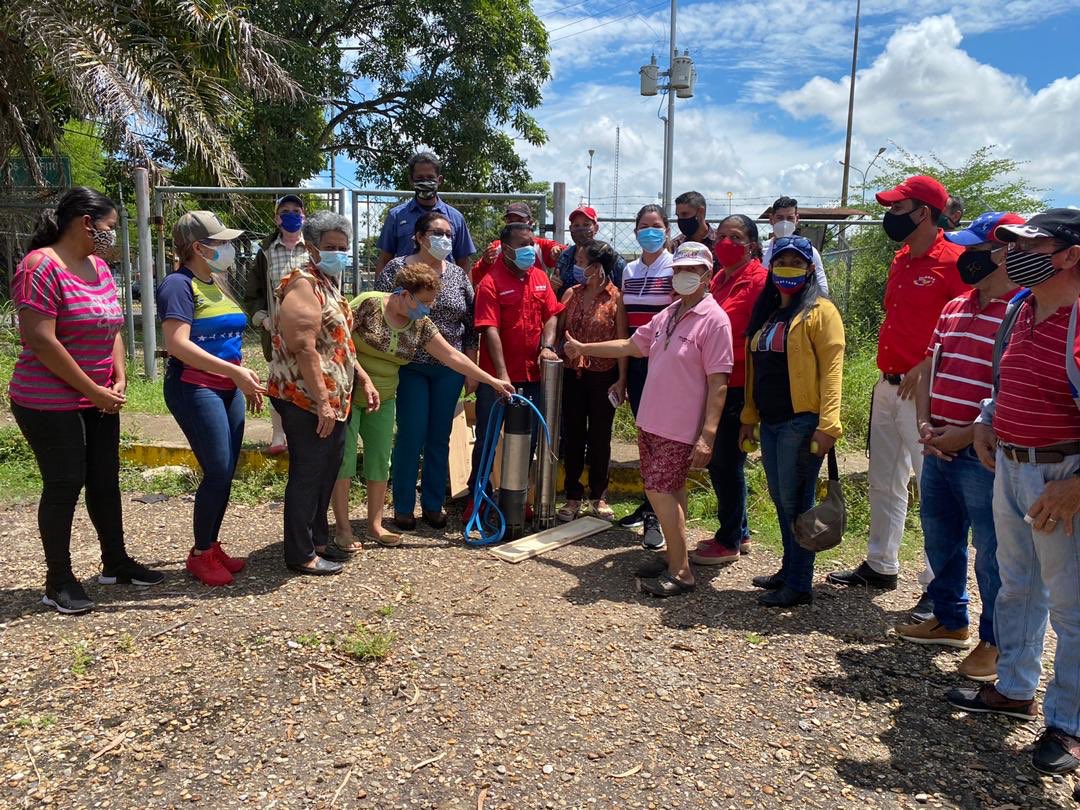_LaAvanzadora's tweet photo. Junto a los candidatos de la patria entregamos una bomba de 15 hp a la comunidad Junín y Guaritos 4 de los godos para activación de pozo de agua y beneficiar a más de 350 familias. 

@NicolasMaduro https://t.co/jN5f6RFVtl