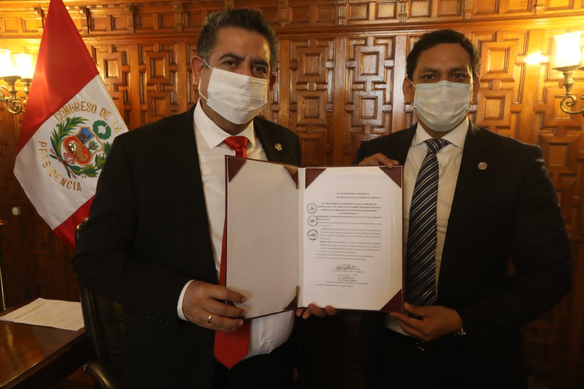 congresoperu's tweet photo. El presidente del Congreso, Manuel Merino De Lama y el primer vicepresidente, Luis Valdez Farías, firmaron la autógrafa de la reforma constitucional que incorpora el artículo 34-A y el artículo 39-A, que establece que los sentenciados en primera instancia no puedan postular. https://t.co/N6FJQ5q6JD