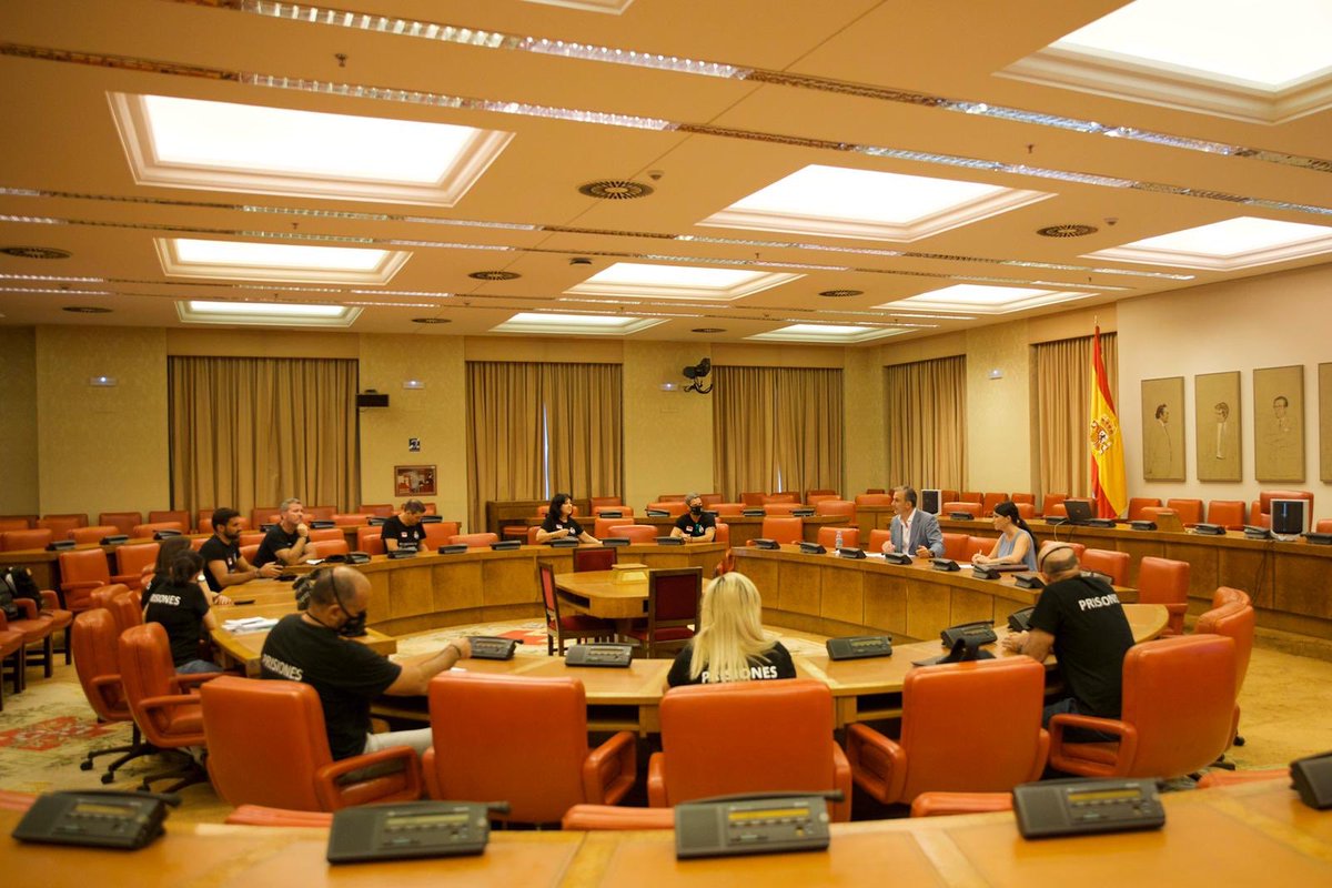 Ortega_Smith's tweet photo. Nueva reunión en el Congreso con @tu_abandono junto a @Macarena_Olona 
para ayudar a esos héroes olvidados, nuestros funcionarios de prisiones. 
#sosprisiones https://t.co/w0VhuUuJGd