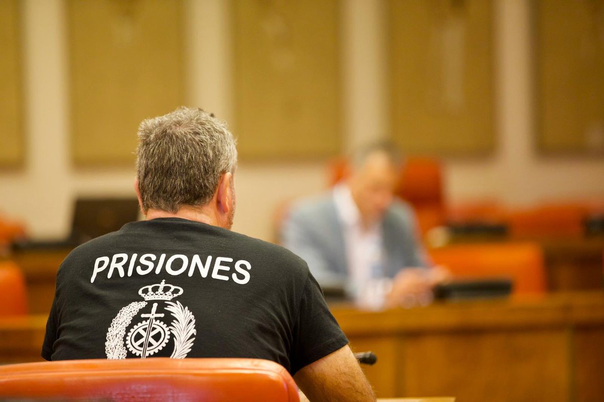 Ortega_Smith's tweet photo. Nueva reunión en el Congreso con @tu_abandono junto a @Macarena_Olona 
para ayudar a esos héroes olvidados, nuestros funcionarios de prisiones. 
#sosprisiones https://t.co/w0VhuUuJGd