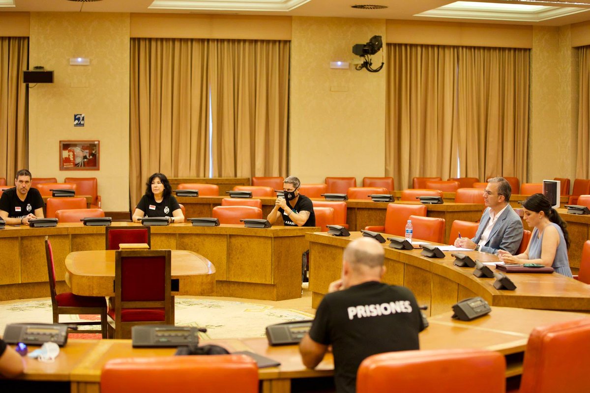 Ortega_Smith's tweet photo. Nueva reunión en el Congreso con @tu_abandono junto a @Macarena_Olona 
para ayudar a esos héroes olvidados, nuestros funcionarios de prisiones. 
#sosprisiones https://t.co/w0VhuUuJGd