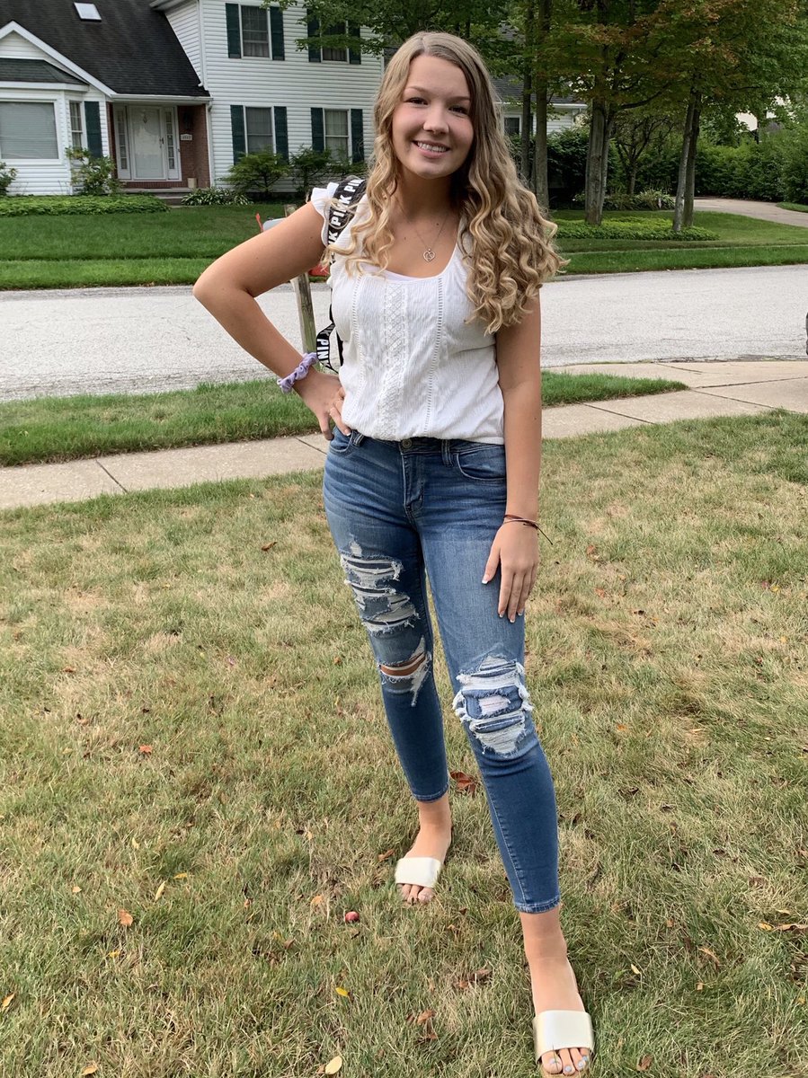 KarenStoops's tweet photo. What a great first week! Love you more! #junior 💙 https://t.co/WWWQBLO1FV