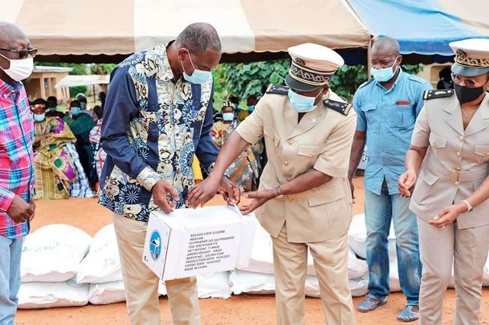 MPRiziculture's tweet photo. Le leader de Pôle de Dimbokro, Mory Diabaté, a fait un don symbolique de matériel et d'intrants aux riziculteurs de Trianikro, Adaou et d'Édiakro en présence du Ministre Gaoussou Toure le 10 septembre 2020 à Trianikro.

#MPR
#sndr2020_2030
#Trianikro
#adaou
#ediakro https://t.co/pvJhQANDqi