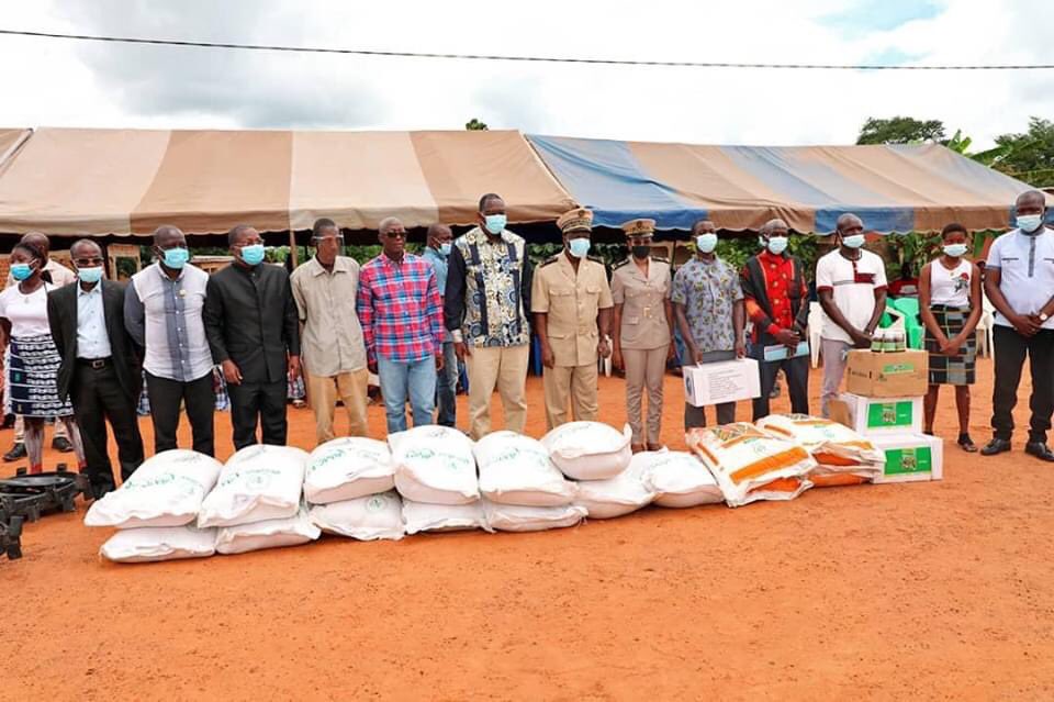 MPRiziculture's tweet photo. Le leader de Pôle de Dimbokro, Mory Diabaté, a fait un don symbolique de matériel et d'intrants aux riziculteurs de Trianikro, Adaou et d'Édiakro en présence du Ministre Gaoussou Toure le 10 septembre 2020 à Trianikro.

#MPR
#sndr2020_2030
#Trianikro
#adaou
#ediakro https://t.co/pvJhQANDqi