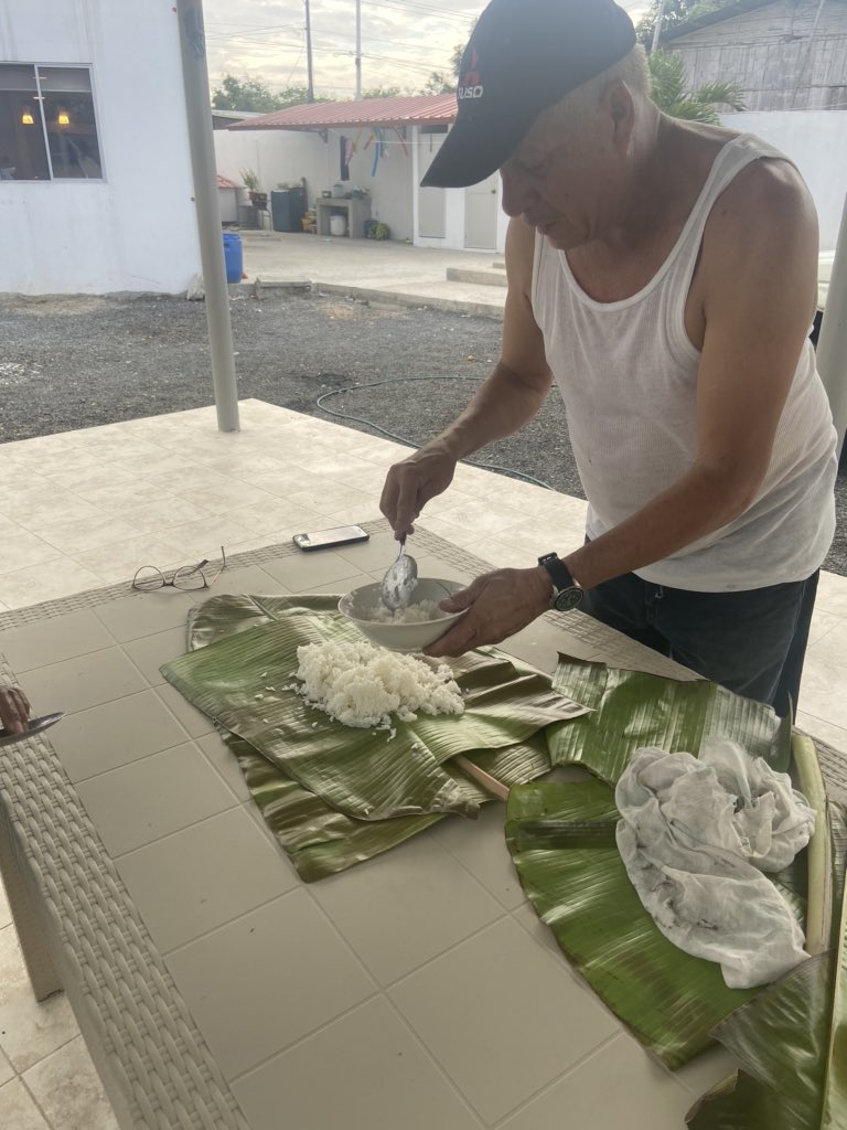 daniela_gbv's tweet photo. Hoy revisando fotos me percaté de estas... le dije a mi papi quiero un espejo y ya estaba pasandome fotos de cual quería, en cuarentena le dije que se me antojaba tonga y ya estaba viendo como hacerme 😍😭 no puedo imaginar el día que me falte 😍😭  lo amo tanto https://t.co/iSsFe6SIeV