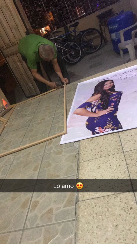 daniela_gbv's tweet photo. Hoy revisando fotos me percaté de estas... le dije a mi papi quiero un espejo y ya estaba pasandome fotos de cual quería, en cuarentena le dije que se me antojaba tonga y ya estaba viendo como hacerme 😍😭 no puedo imaginar el día que me falte 😍😭  lo amo tanto https://t.co/iSsFe6SIeV
