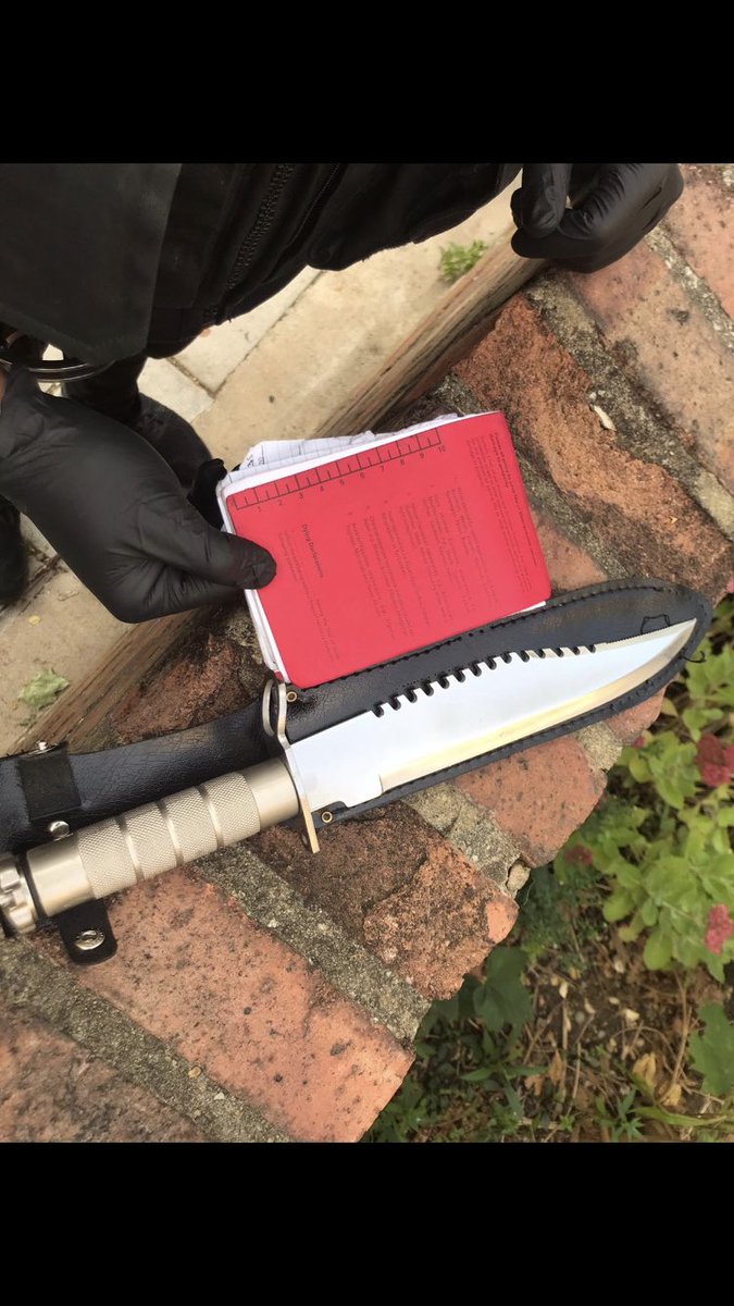 TSG U53 patrols on @LambethMPS tackling knife crime, gang violence and robberies. 3 arrested for Offensive Weapon after this knife was found by PD Taz 🐕. #StopAndSearch #NoToKnives ^5268U
