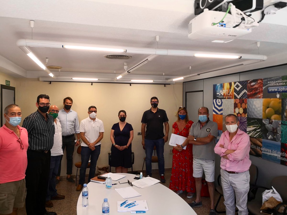 Reunión de las asociaciones Abreca, Cobreca, Aico, Avibe, Aptur, Ocioval y campings de Benidorm en # sede de Aptur con diputados de Vox en la GV, Dña.Ana Vega y el diputado nacional, D.Eduardo Ruiz para trasladarles la situación actual,medidas a adoptar urgentes y apoyo al sector