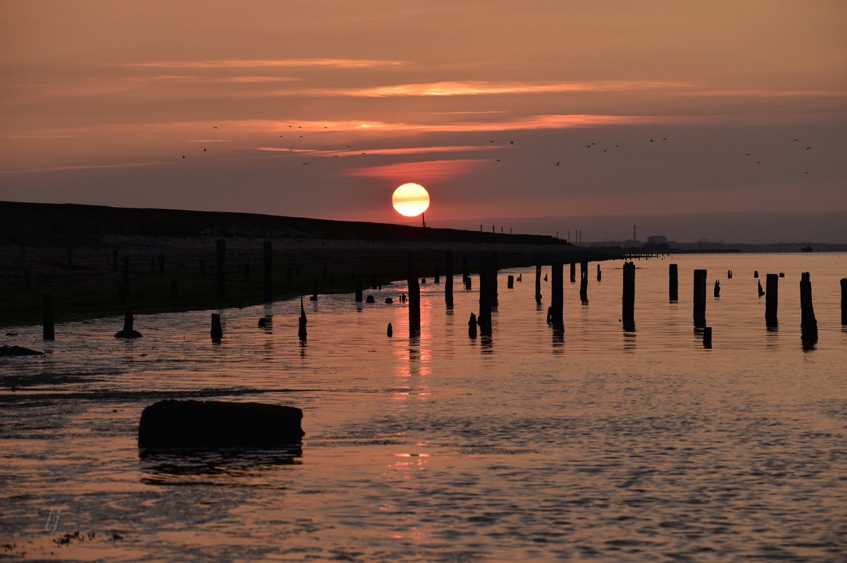 lisajluke's tweet photo. Seasalter sunset tonight #sunset #sunsetphotography #seasalter #whitatable #kent #visitcanterbury #visitkent #bbcsoutheast https://t.co/qEIedanhws