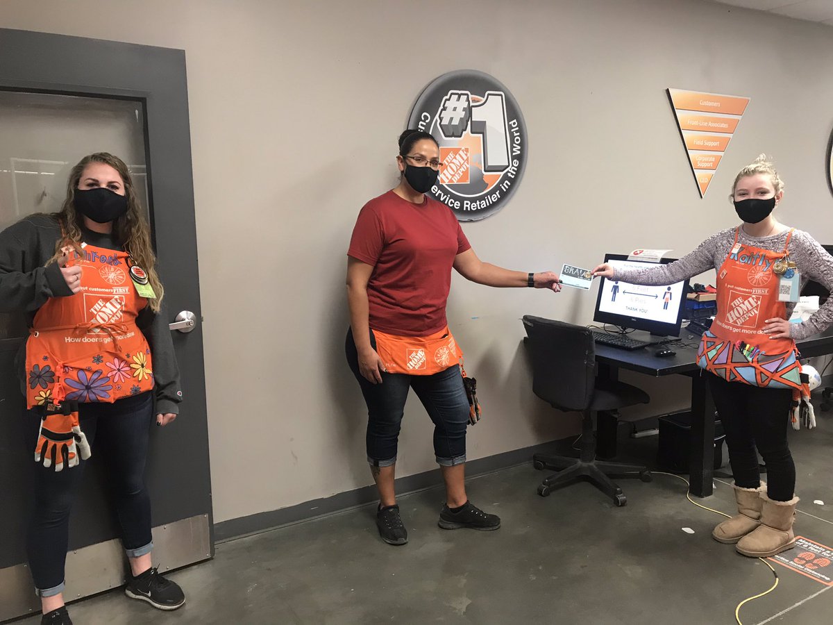 PaulRodTHD's tweet image. Julie receiving a bravo for her sense of urgency on executing bopis orders efficiently. @mdlofnwhere @NagyAndrew