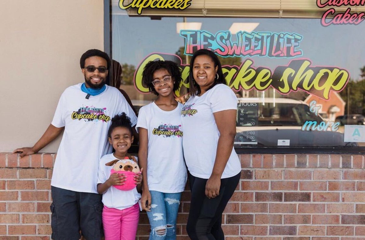 GVLtoday's tweet photo. #DessertAlert: Have y'all heard of @sweetlifegvl? This #blackowned bakery specializes in cupcakes, custom cakes, and many other sweets. 🎂
Sweet Life is owned + operated by GVL native couple, Pat and Dana. 🍰
📸: @shawresources @sweetlifegvl https://t.co/N6TVKYBF7p