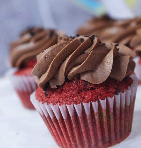 GVLtoday's tweet photo. #DessertAlert: Have y'all heard of @sweetlifegvl? This #blackowned bakery specializes in cupcakes, custom cakes, and many other sweets. 🎂
Sweet Life is owned + operated by GVL native couple, Pat and Dana. 🍰
📸: @shawresources @sweetlifegvl https://t.co/N6TVKYBF7p