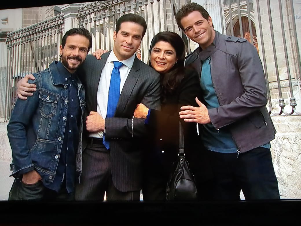 Lucesita016's tweet photo. Mis #Chaveros como los ame en esta historia @alenones @JosemariaTorreH @manedelaparra 👏👏😎😎😎 mi Queen chula preciosa 😘 #Refugio @victoriaruffo31 una madre ejemplar y muy valiente💞😍❤️👏 Felicidades que gran final🙋👏❤️💞🌸 @elgueromex esperamos los Bloopers🙏 https://t.co/dt45ehT744