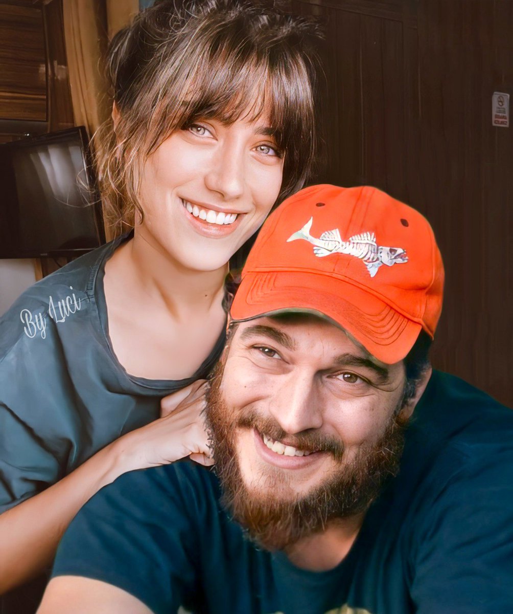 HazcagDream's tweet photo. 🆕️Edit 😍 ~ Mis amores #HazÇağ hoy!!!💕☯️
.
@enginaykanat @cagatayulusoyy
@HazalKaya110 #ÇağatayUlusoy #HazalKaya #NewProyectTogether #HazÇağ
.
🔗https://t.co/LmJrCgHRrL https://t.co/lV6hPPflRc