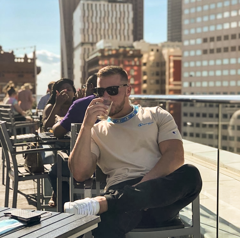 Our warm weather rooftop days are limited so don't miss out! Spend your weekend at Azure and soak in as much sun as you can with a cocktail in your hand. 🥃