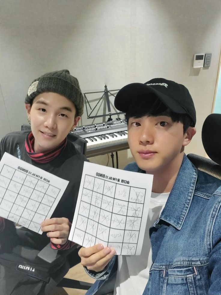 umbrellaenter's tweet photo. 𝔹𝕦́𝕤𝕢𝕦𝕖𝕕𝕒ʕ•ᴥ•ʔ #askfakeidols #fakeland 
Estamos en búsqueda de Yoongi y Jin para completar BTS así comenzar los planes del debut.
Si te interesa y llevas una de estas caritas ve a nuestro dm👉🏻👈🏻 https://t.co/E9b6W6XEpS