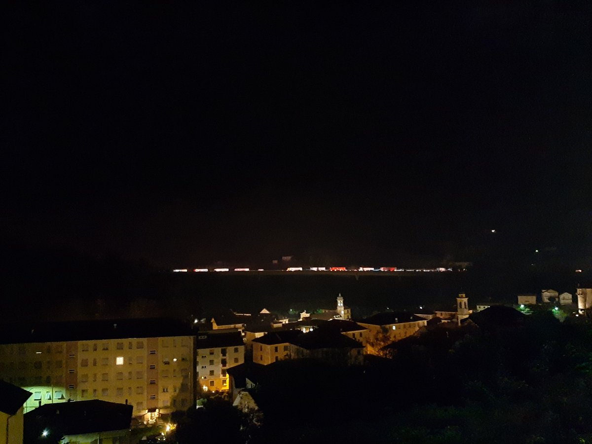 Situazione #A26 sopra #CampoLigure adesso. Il pizzo, scusate il pedaggio, è stato rimesso perché i disagi erano finiti. In fondo son solo #narrazioni. Maledetti bastardi. Però la passerella in Valle per i voti la fanno tutti ma non le code. <a href="/GiovanniToti/">Giovanni Toti</a> <a href="/sansa/">sansa</a> #liguria #IoVotoSi